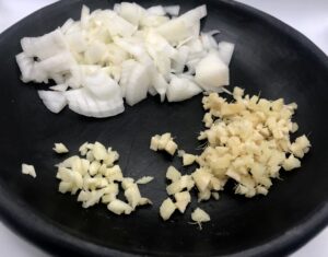 gehackte Zwiebel und Knoblauch