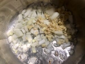 Zwiebeln und Knoblauch anbraten