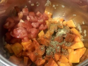 Tomaten und Kürbis anbraten